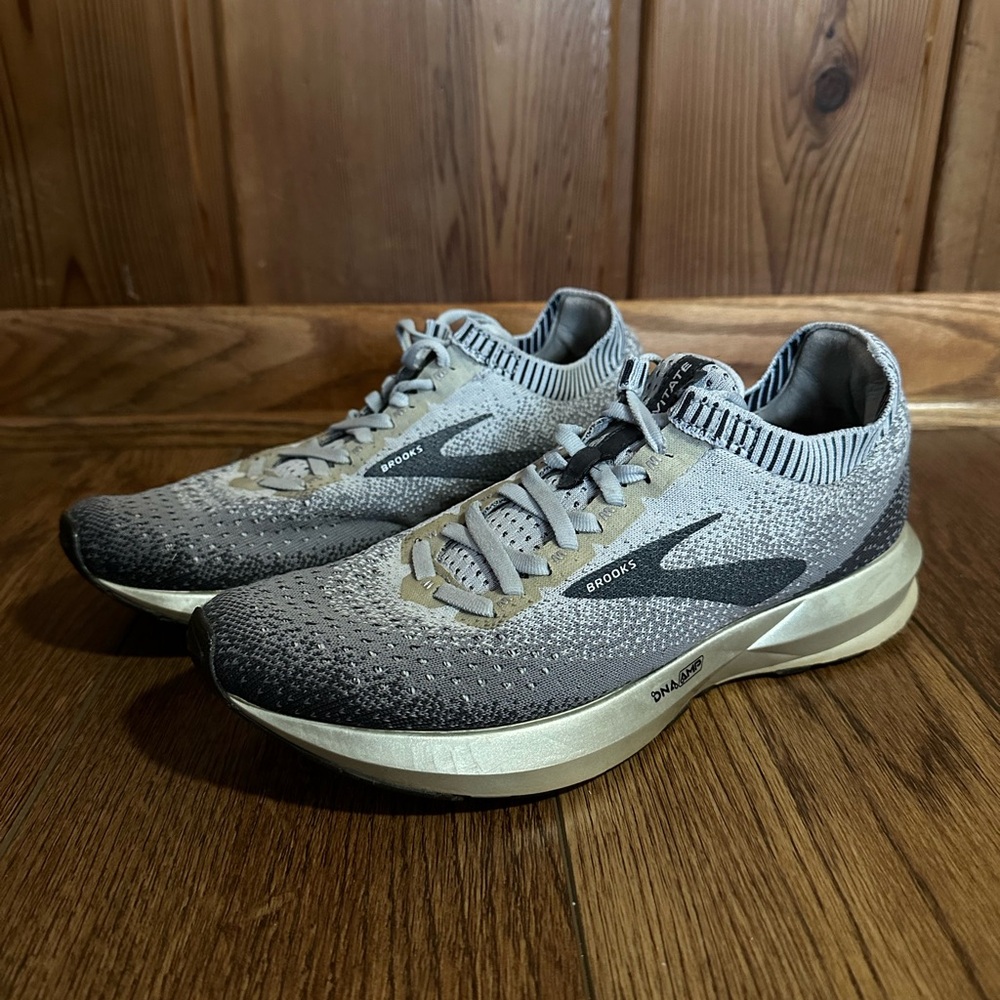 Brooks Levitate 2 Women’s Running Fitness Athletic Shoes Gray Gold Size 8